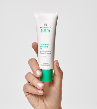 3. biretix _tri-active-intensive-gel_packshot_grey-background_in-hand_2026